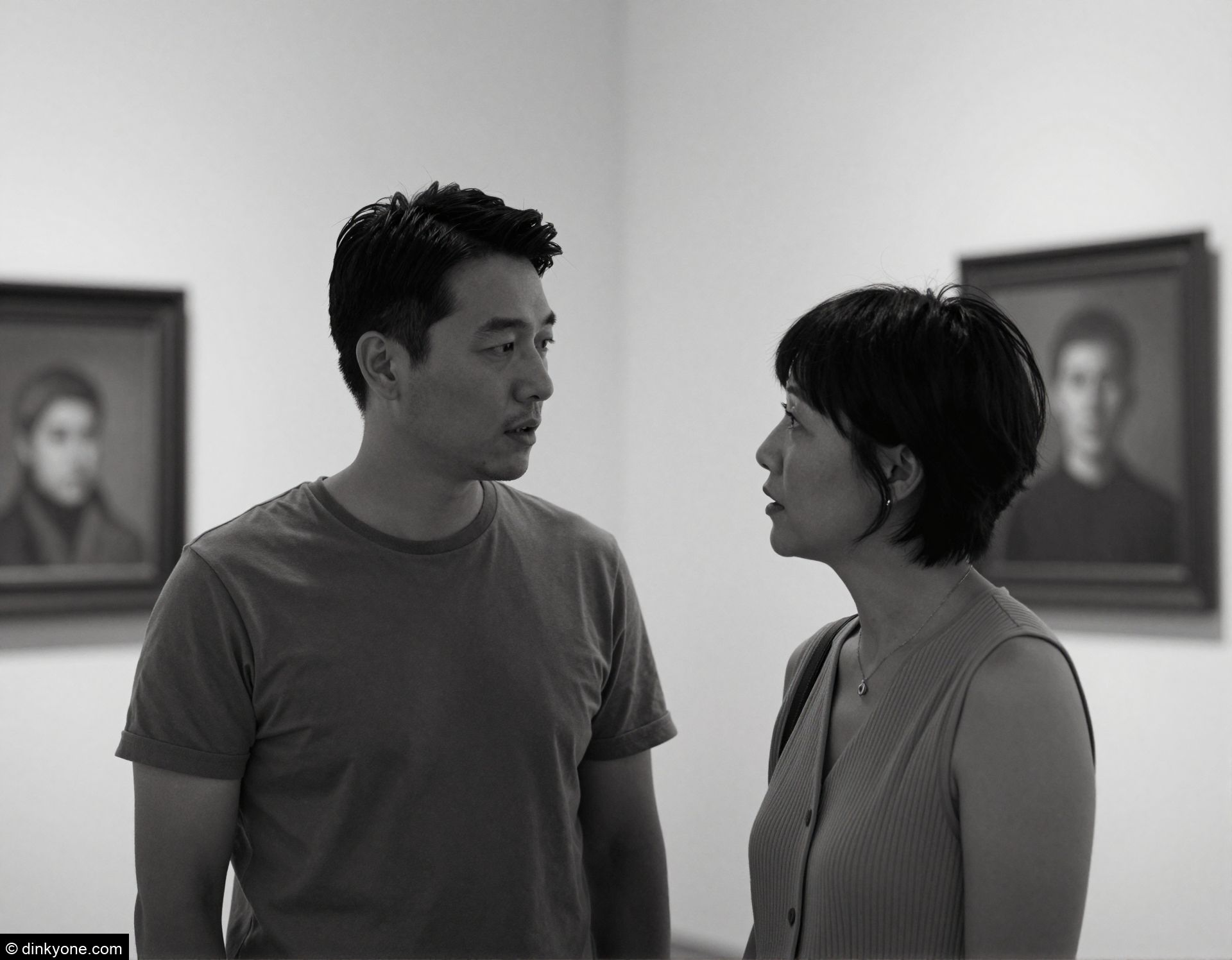 Ein Paar in einer Kunstgalerie mit zeitgenössischen Ausstellungen.